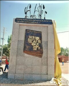 Monument érigé en l’honneur de Joseph Ki-Zerbo à Toma