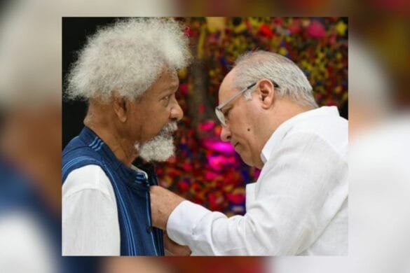 Le président cubain Miguel Díaz-Canel remettant à Wole Soyinka la médaille Haydée Santamaría